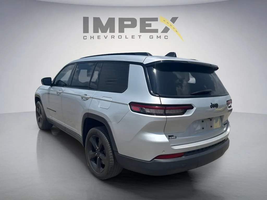 Used 2022  Jeep Limited image 3