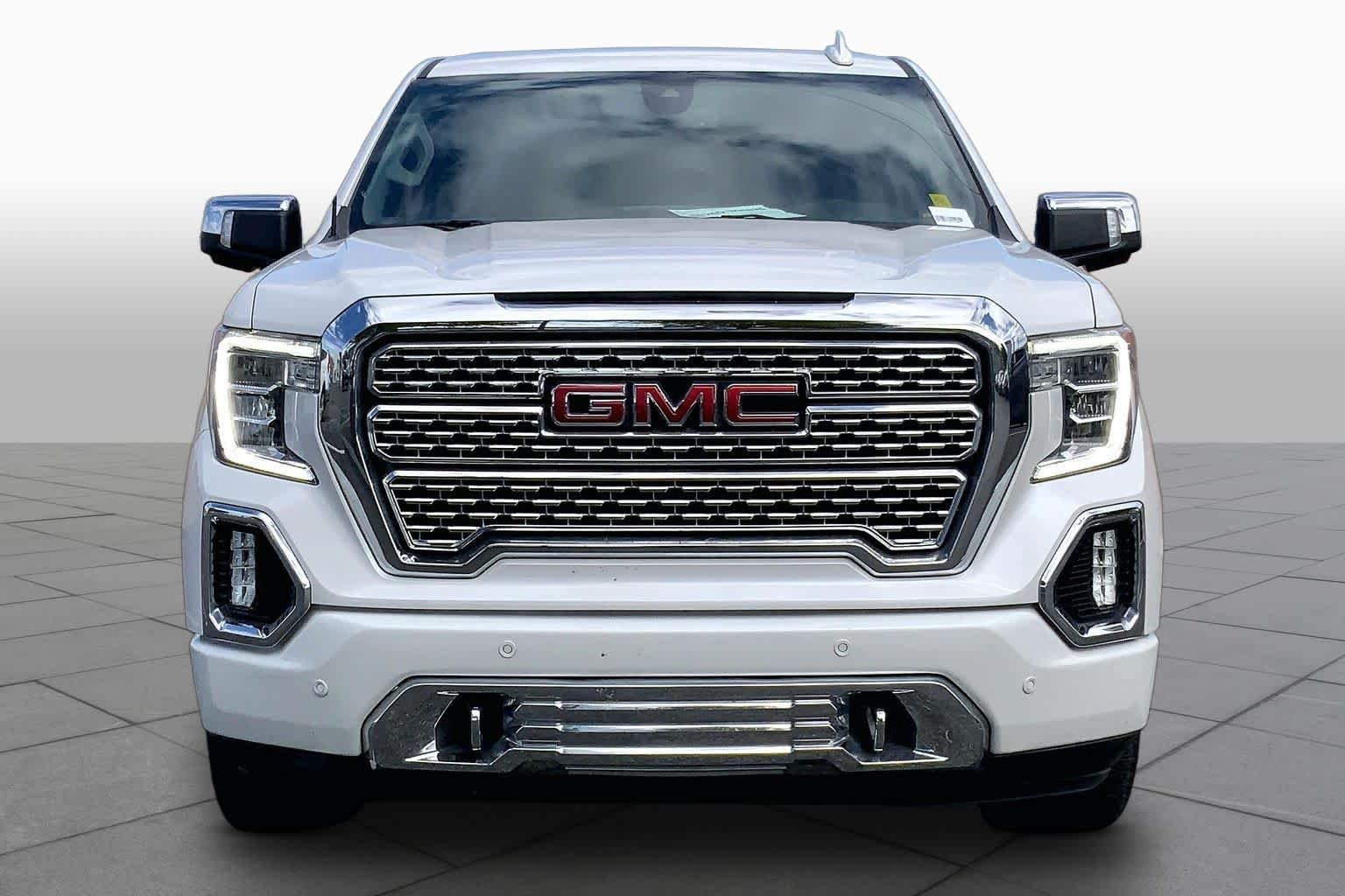 Used 2021 White Frost Tricoat GMC Denali image 4