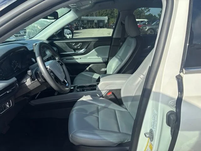 Used 2022 White Lincoln Standard image 9