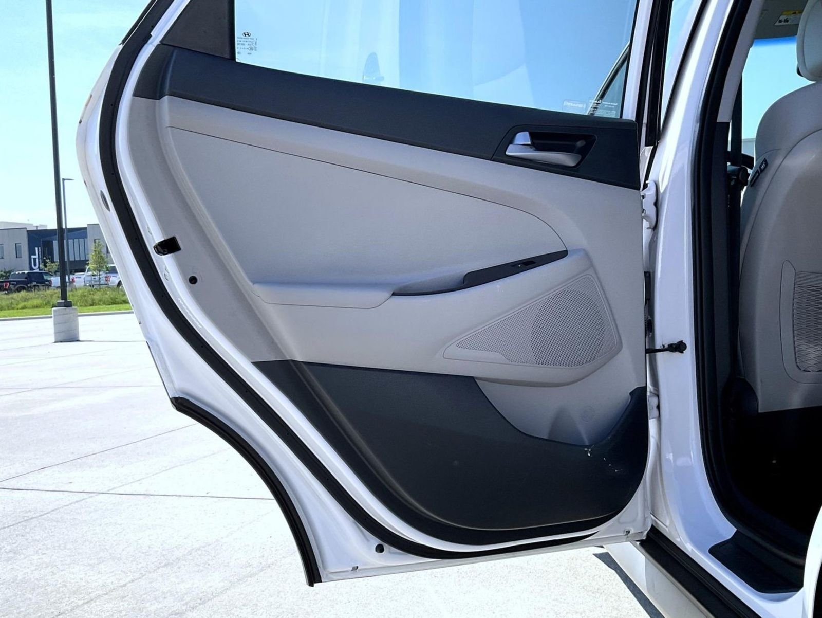 Used 2017 White Hyundai Eco image 21