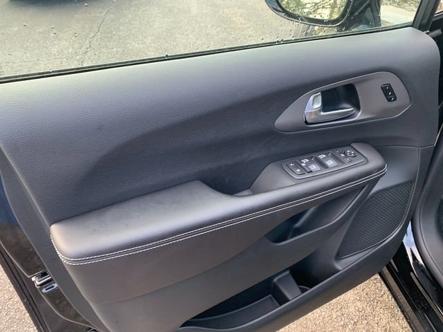 New 2027 Diamond Black Crystal Pearl-Coat Exterior Paint Chrysler Limited image 14
