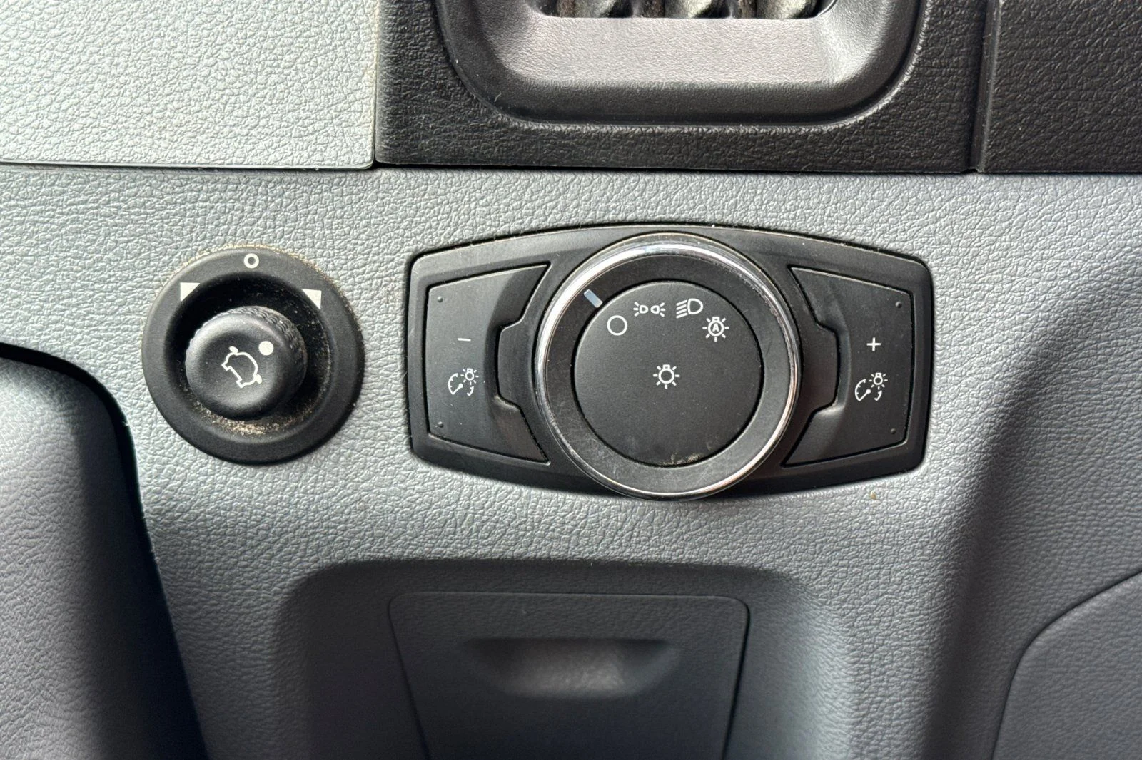 Certified Used 2019 Oxford White Ford XLT image 27
