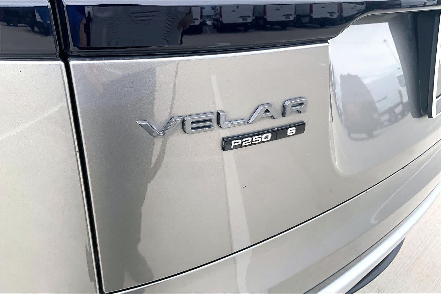 Used 2020 Silicon Silver Premium Metallic Land Rover R-Dynamic S image 9
