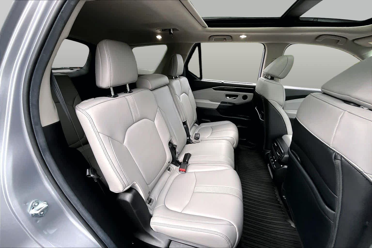 Used 2025 Lunar Silver Metallic Honda Touring image 20