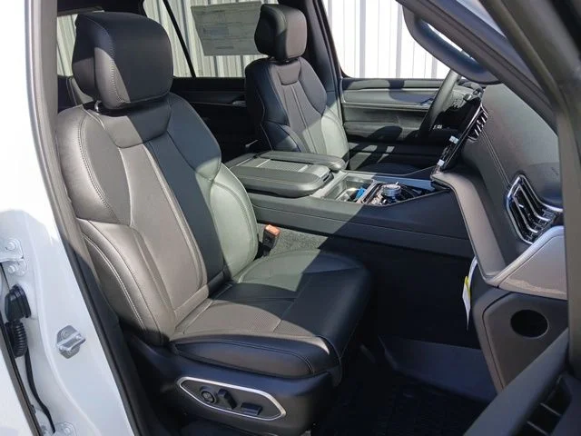 New 2026 Bright White Clear-Coat Exterior Paint Jeep Upland image 38