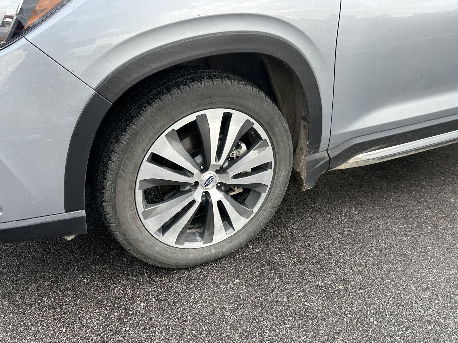 Used 2019 Ice Silver Metallic Subaru Limited image 6