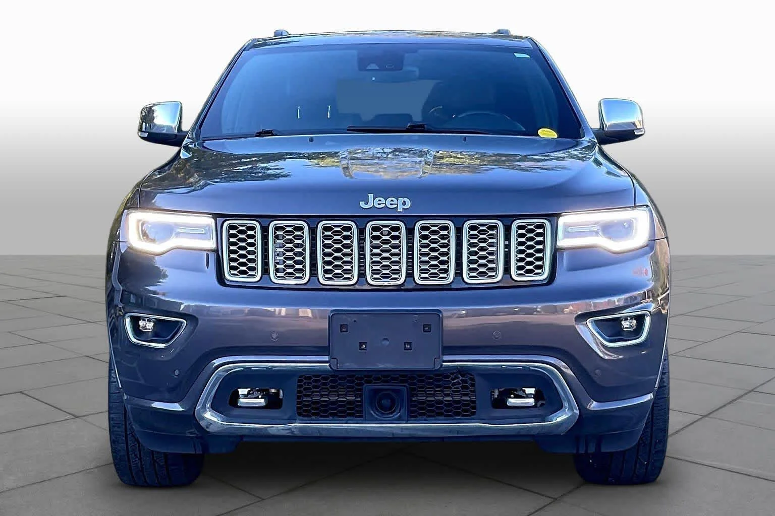 Used 2017 Granite Crystal Metallic Clearcoat Jeep Overland image 3