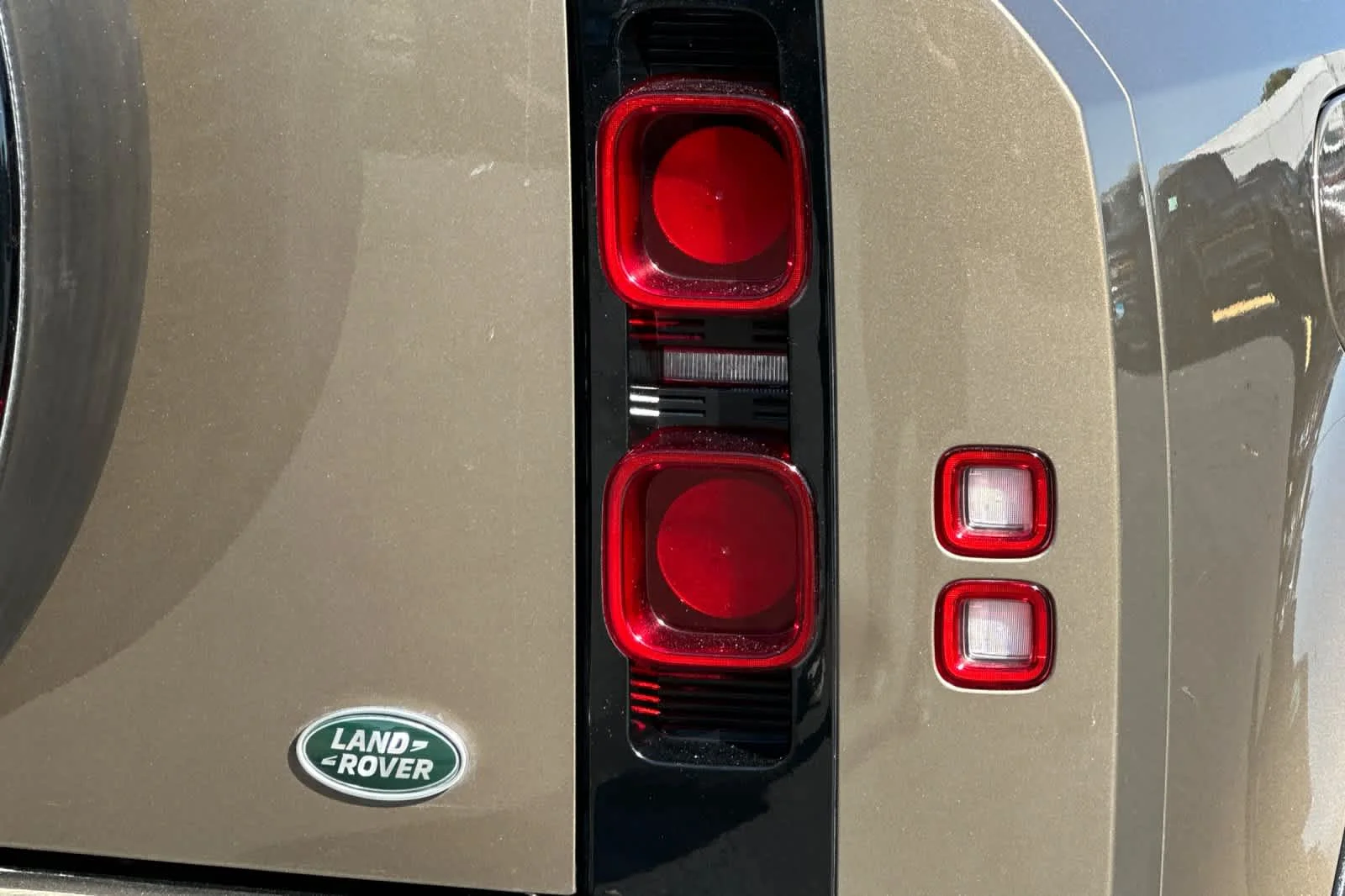 Used 2023 Gondwana Stone Land Rover X-Dynamic SE image 28