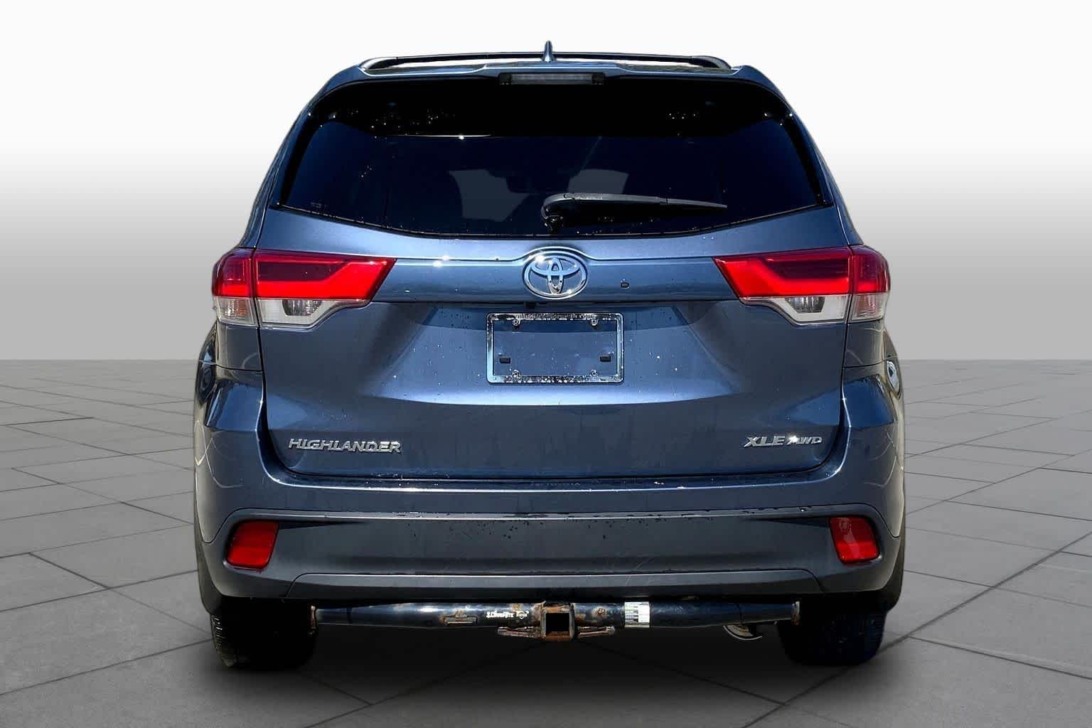 Used 2017 Shoreline Blue Pearl Toyota XLE image 5