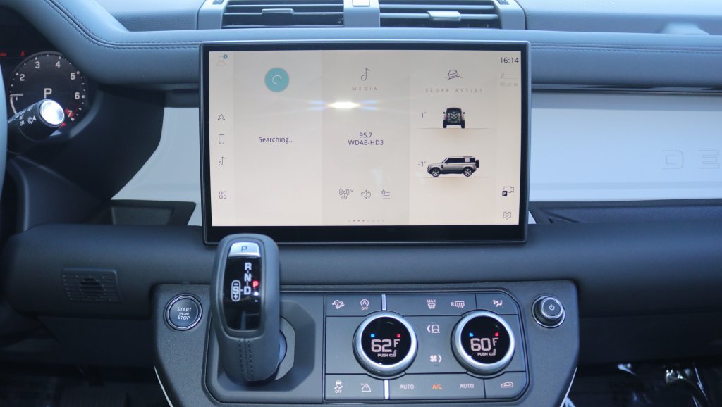 Used 2025 White Land Rover X-Dynamic SE image 23