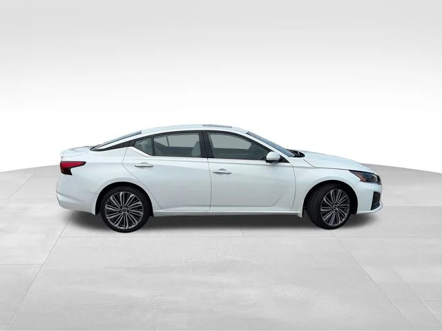 Used 2023 White Nissan 2.5 SL image 7