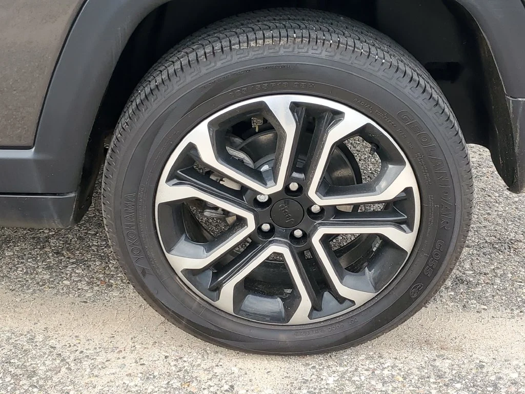 Used 2024  Jeep Limited image 7