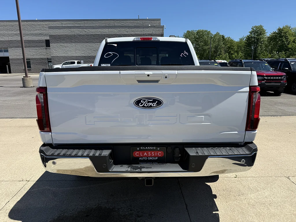 New 2026 Oxford White Ford XLT image 4