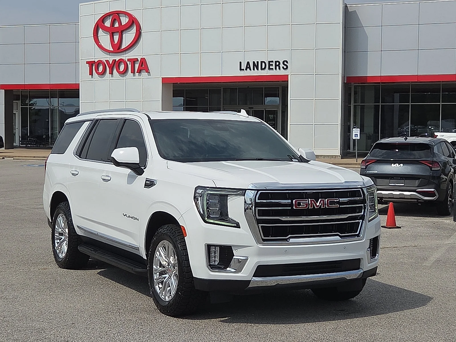 Used 2023 Summit White GMC SLT image 1
