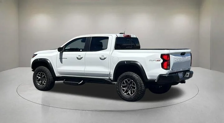 Used 2025 White Chevrolet ZR2 image 4