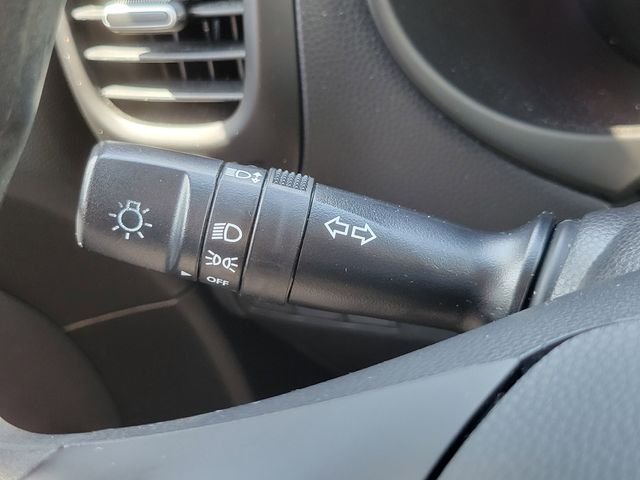 Used 2018 White Kia Base image 15