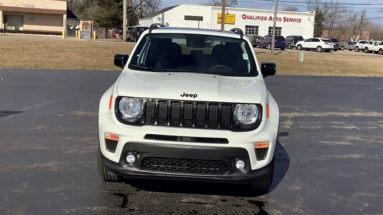 Used 2023 Alpine White Clearcoat Jeep Altitude image 3
