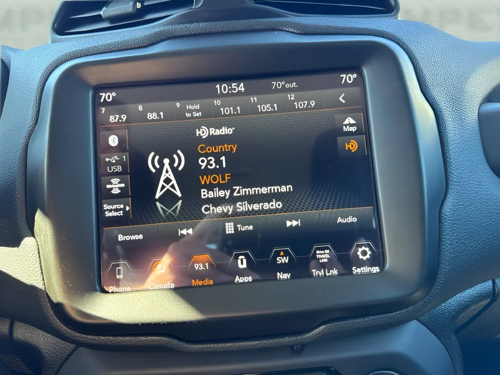 Used 2022 White Jeep Latitude image 17