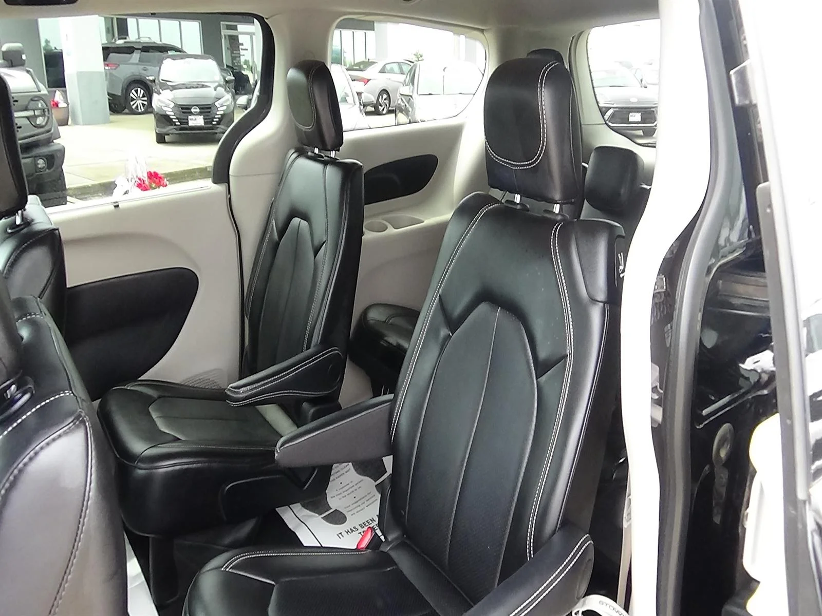 Certified Used 2024 Diamond Black Crystal Pearl Coat (pxj) Chrysler Touring L image 11