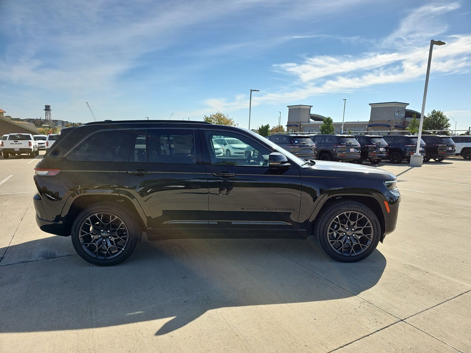 New 2026 Diamond Black Crystal Pearlcoat Jeep Summit image 6