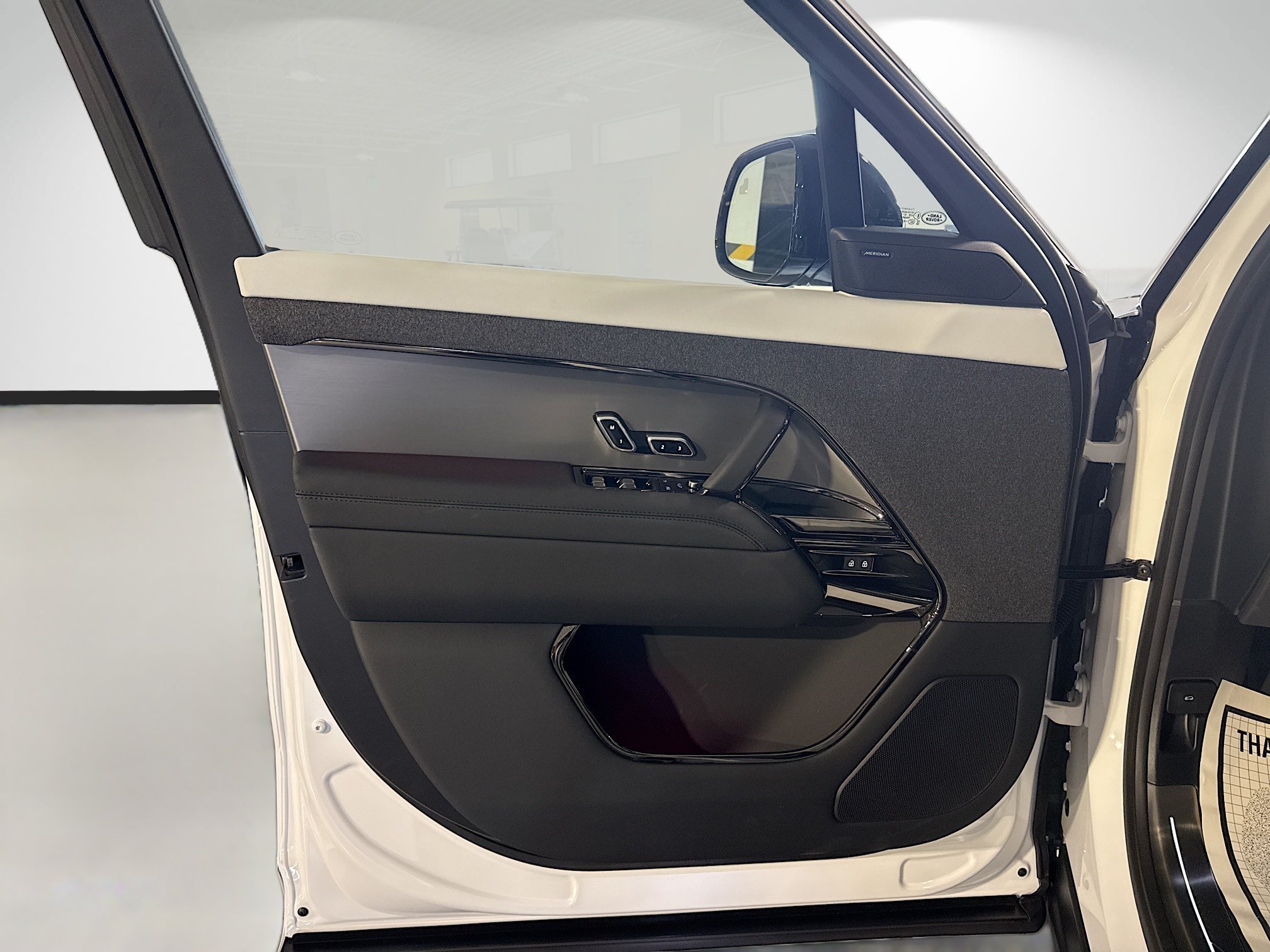 New 2026 Ostuni Pearl White LAND ROVER Dynamic SE image 23