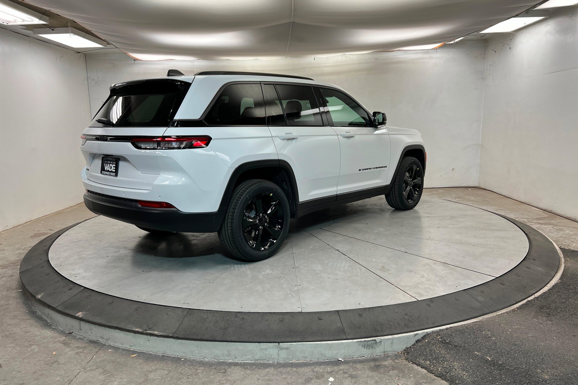 New 2026 Bright White Clear-Coat Exterior Paint Jeep Limited image 6