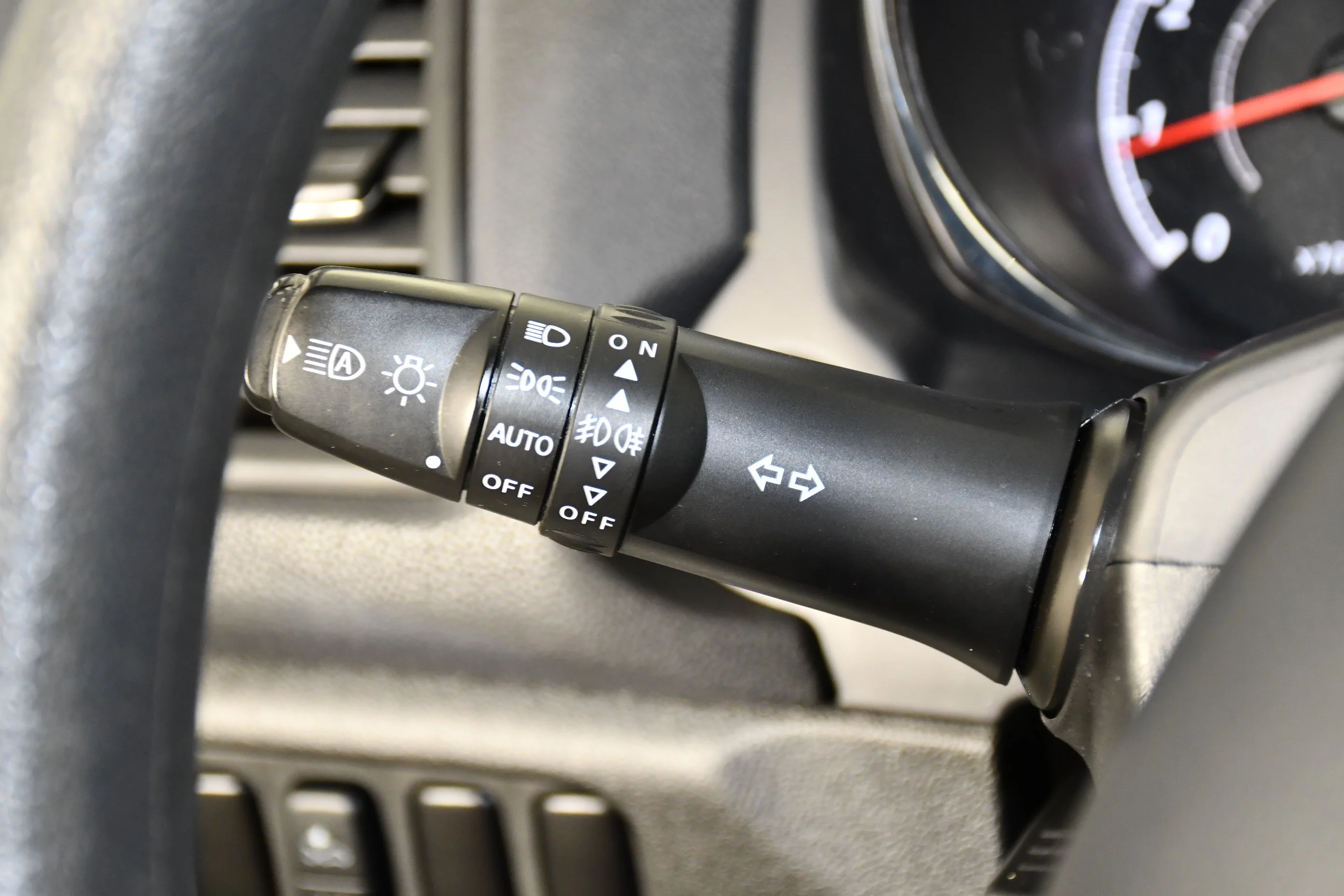 Used 2022 White Diamond Mitsubishi ES image 23
