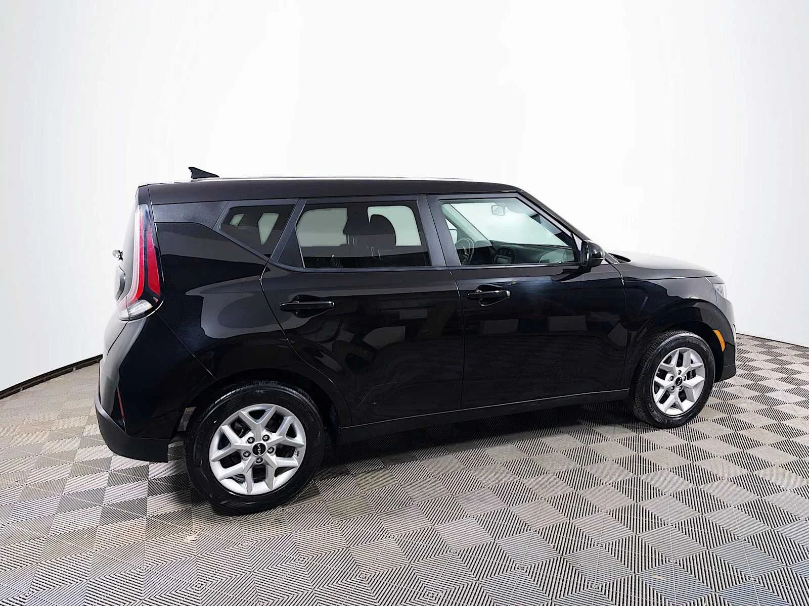 Used 2023 Fusion Black Kia LX image 4