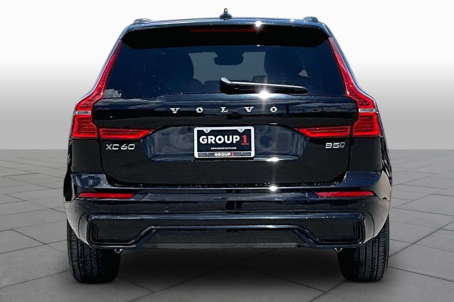 Used 2024 Onyx Black Metallic Volvo Core Dark Theme image 5