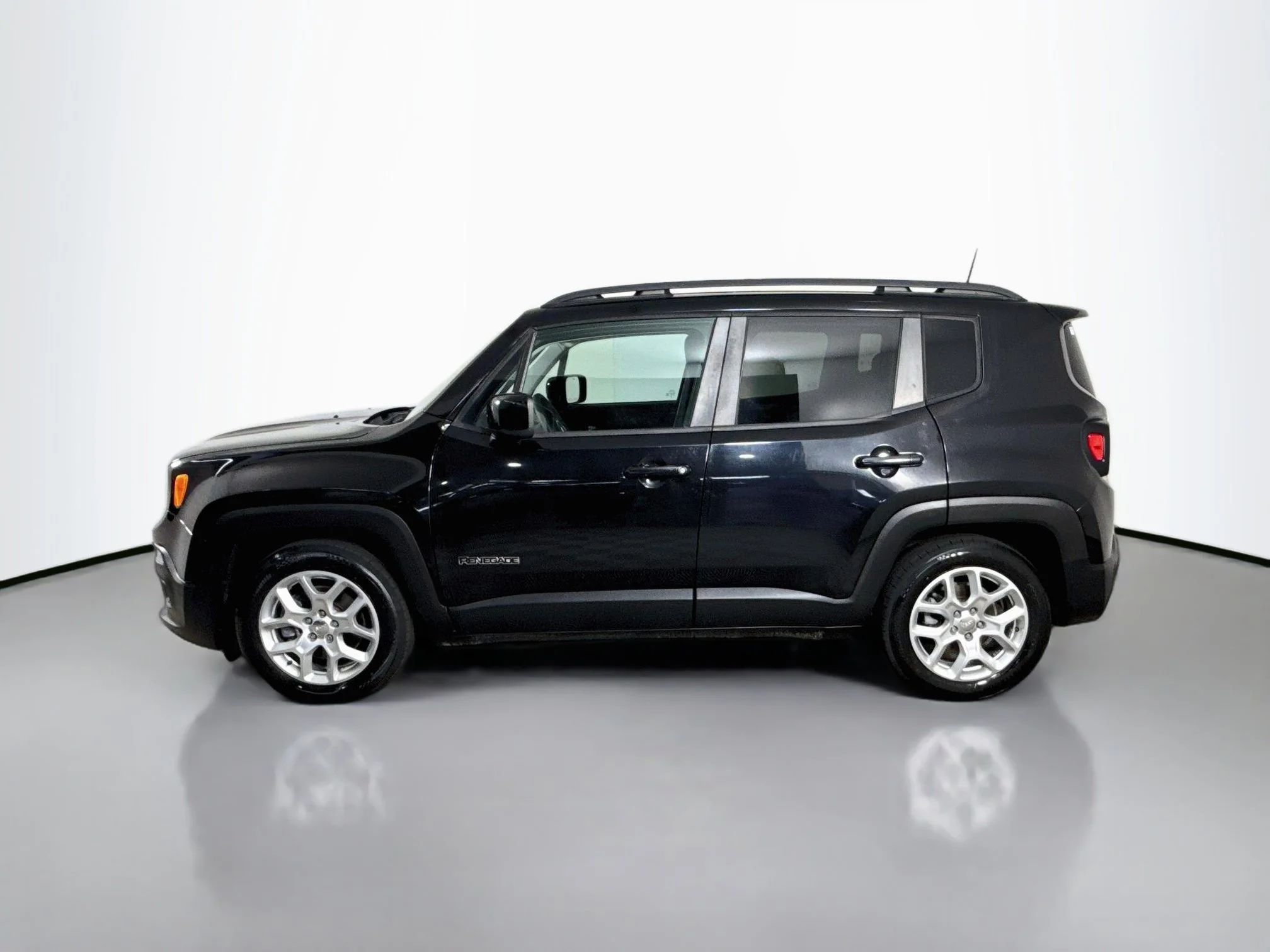 Used 2018 Black Jeep Latitude image 4