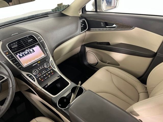 Used 2019 Brown Lincoln Select image 34