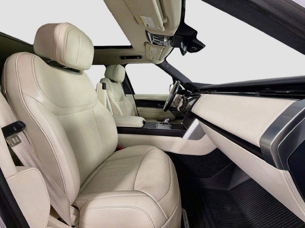 Used 2024 White Land Rover SE image 30