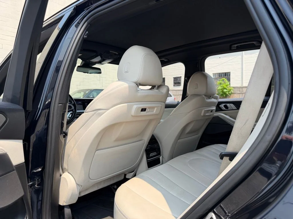 Used 2021 Black BMW xDrive40i image 15