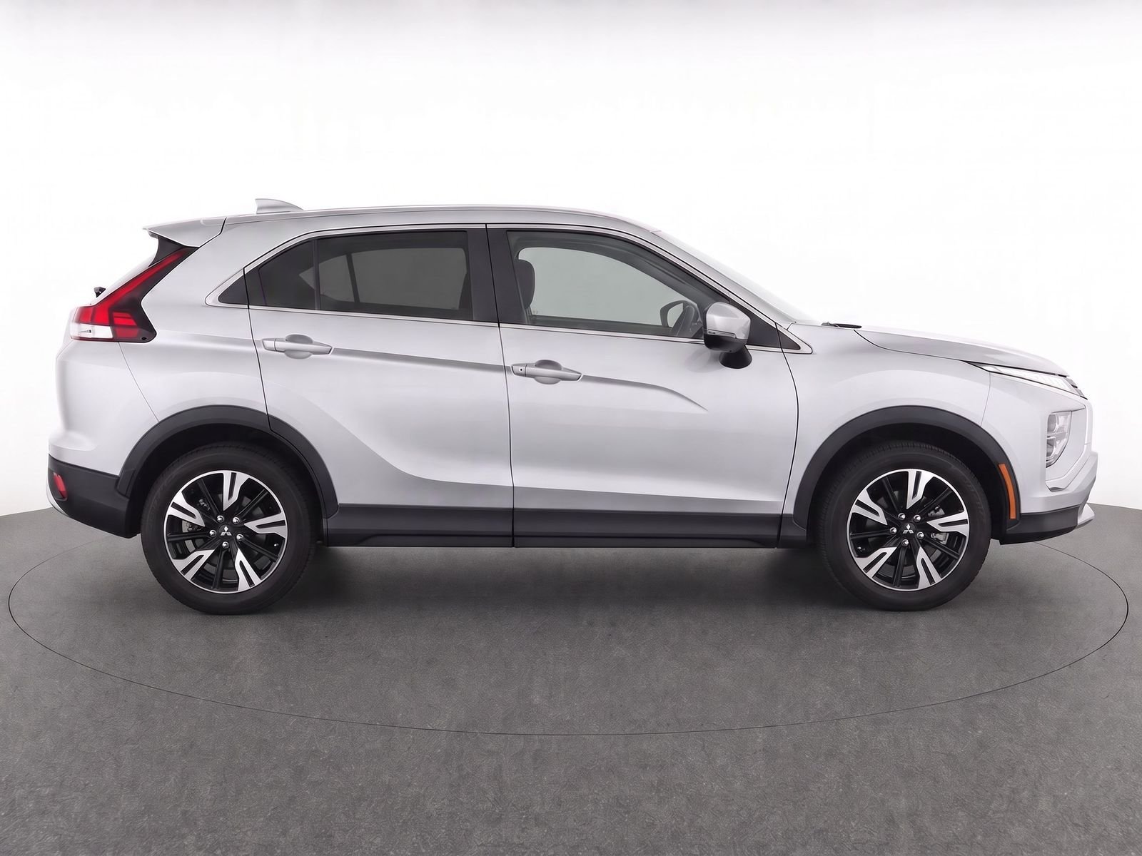 Used 2025 Alloy Silver Metallic Mitsubishi SE image 8