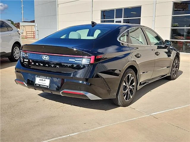 Used 2025 Abyss Black Hyundai SEL Front-Wheel Drive image 2