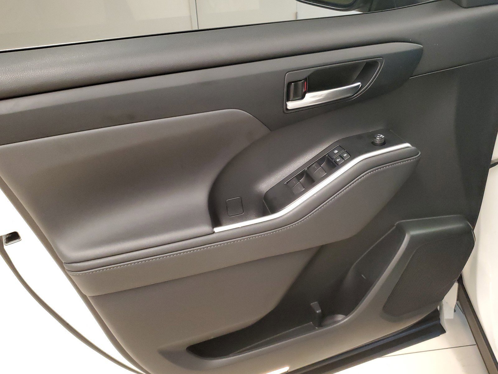 Used 2021 Blizzard Pearl Toyota Hybrid XLE image 16