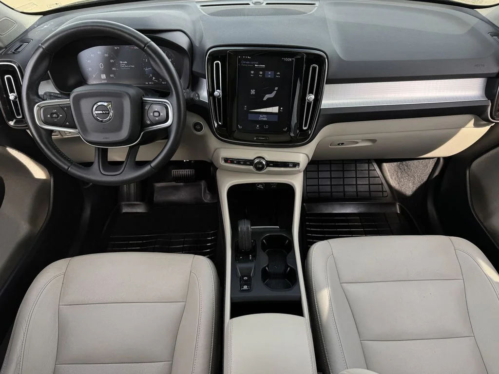 Used 2020 Black Volvo Momentum image 11