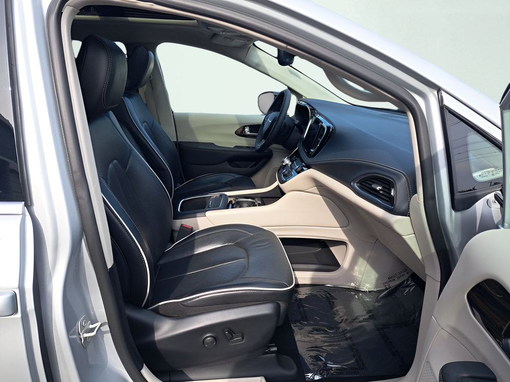 Used 2024 Silver Chrysler Limited image 17