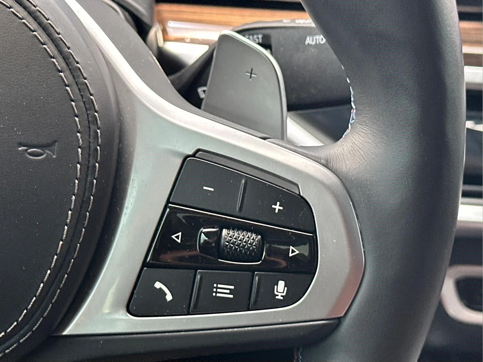 Used 2025  BMW M60i image 28