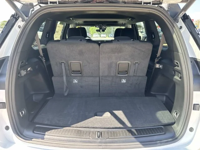 New 2026 Bright White Clear-Coat Exterior Paint Jeep Laredo X image 10