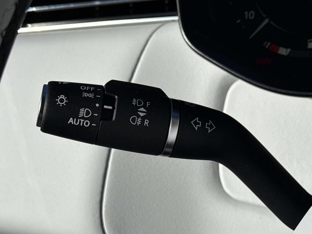 New 2026 Giola Green Land Rover Dynamic SE image 9