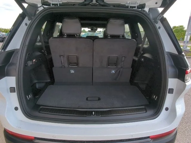 New 2026 Bright White Clear-Coat Exterior Paint Jeep Laredo image 32