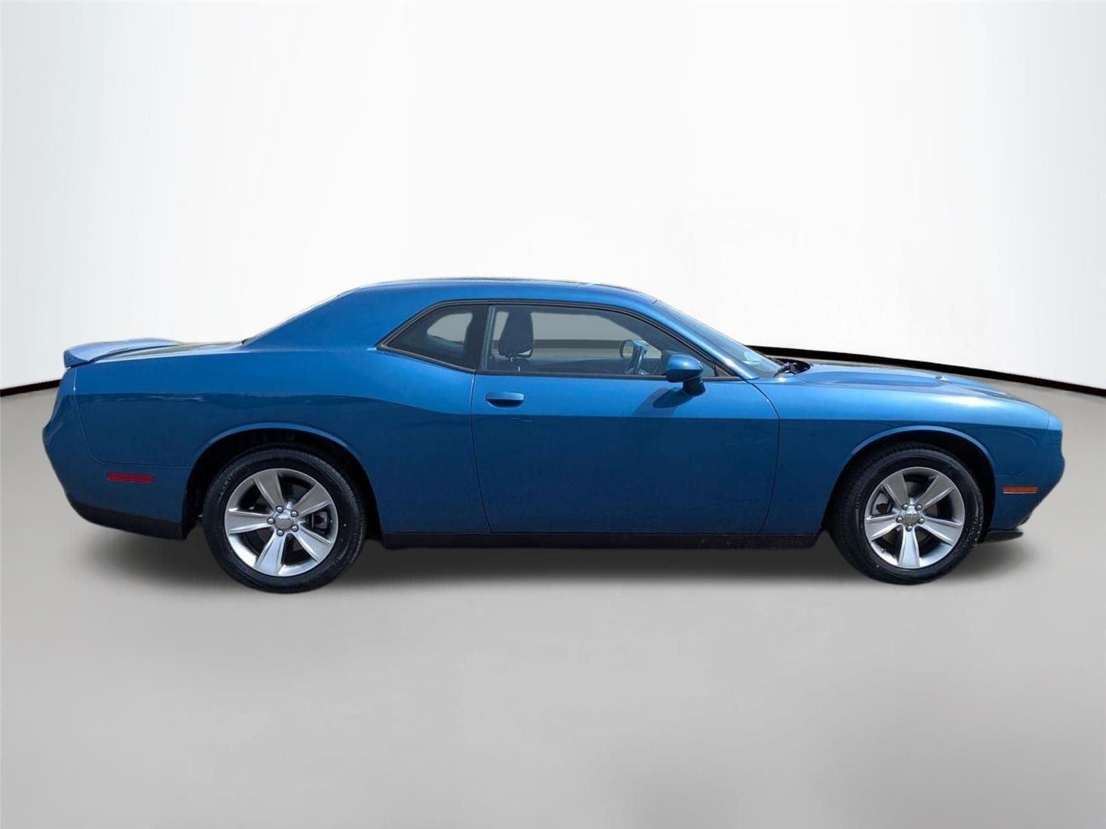Used 2022 Frostbite Dodge SXT image 5