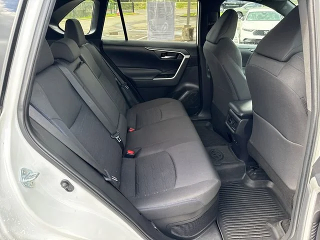 2024 Toyota RAV4 SE - Photo 12