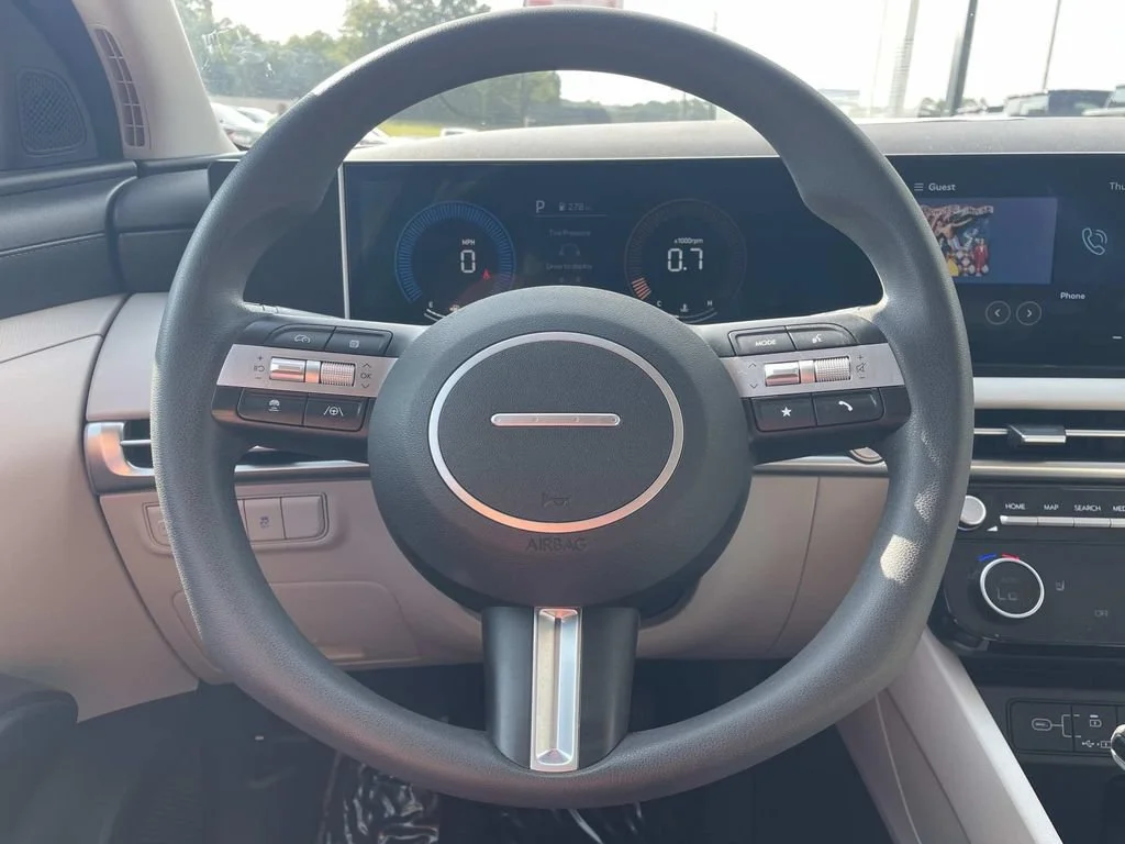 Used 2025  Hyundai SEL image 22