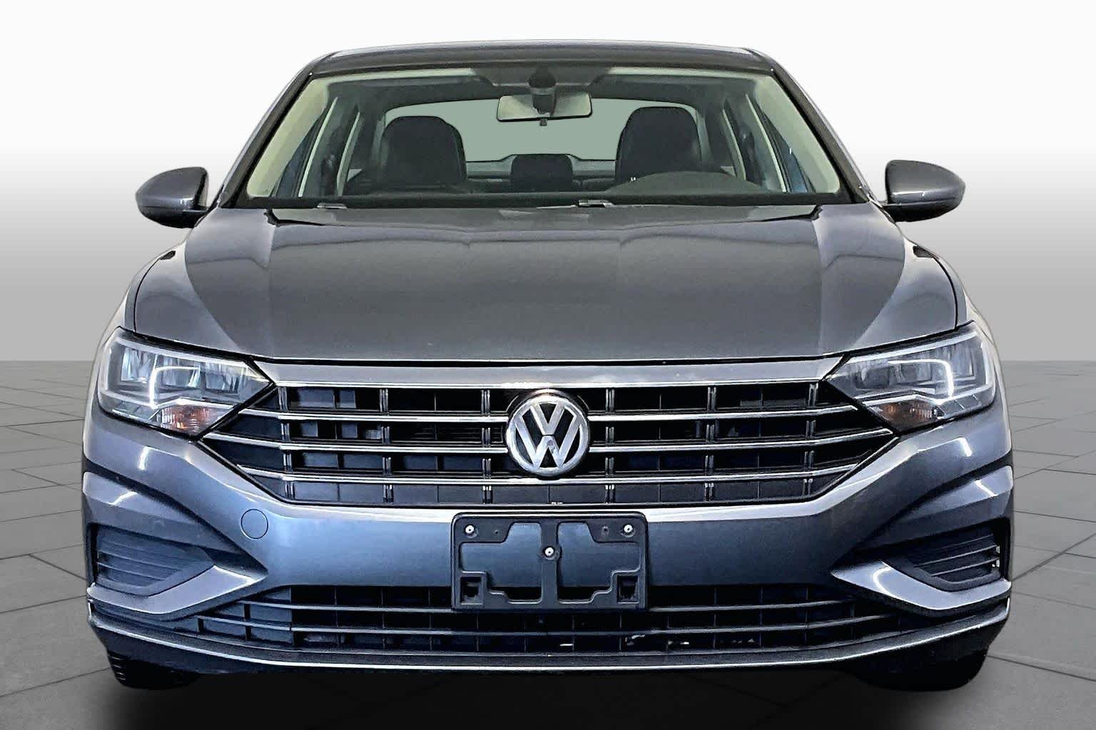 Used 2019 Platinum Gray Metallic Volkswagen SE image 4