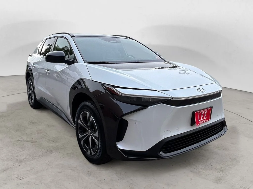 Used 2023 Pearl Toyota XLE image 7