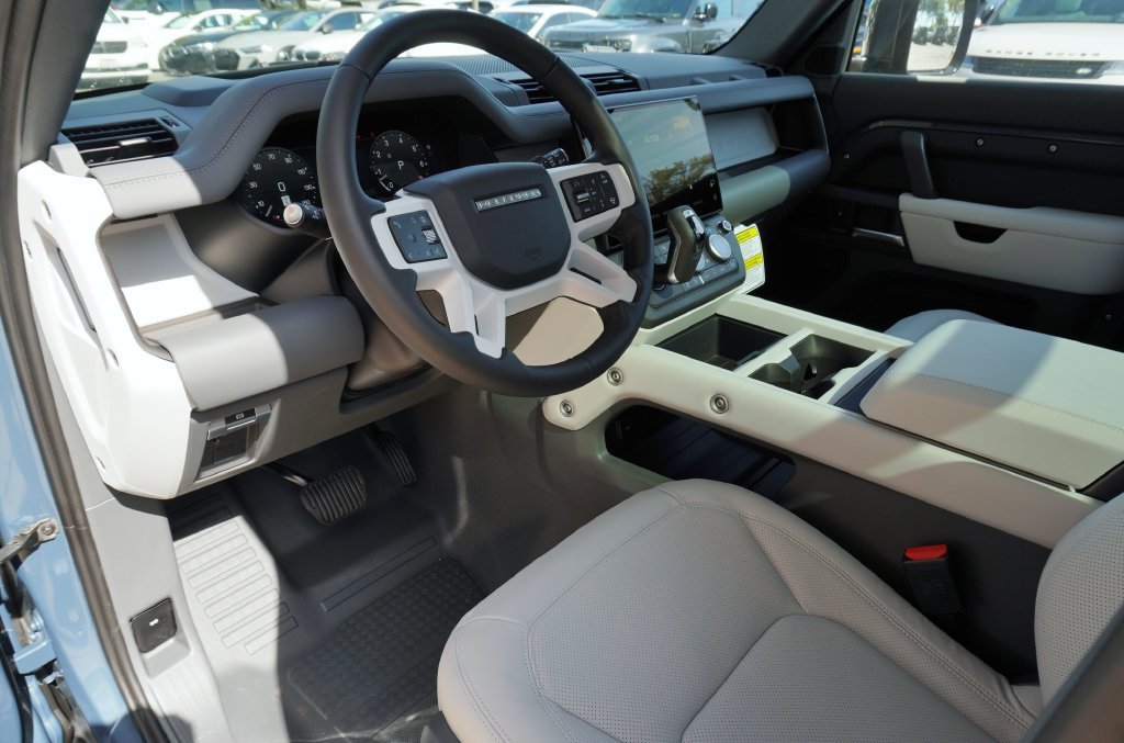 New 2026 Tasman Blue Land Rover X-Dynamic SE image 12