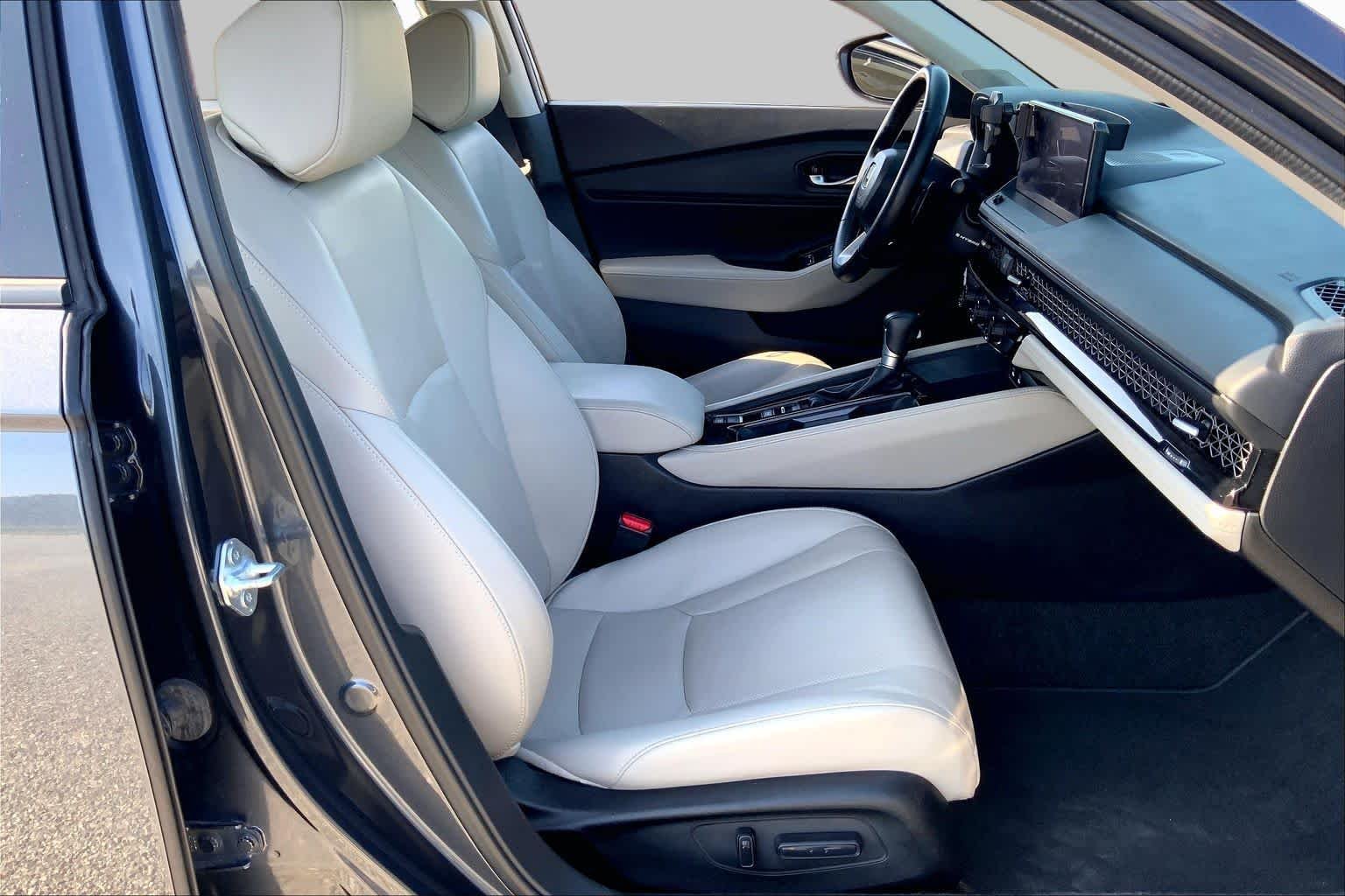 Used 2025 Meteorite Gray Metallic Honda Touring image 9