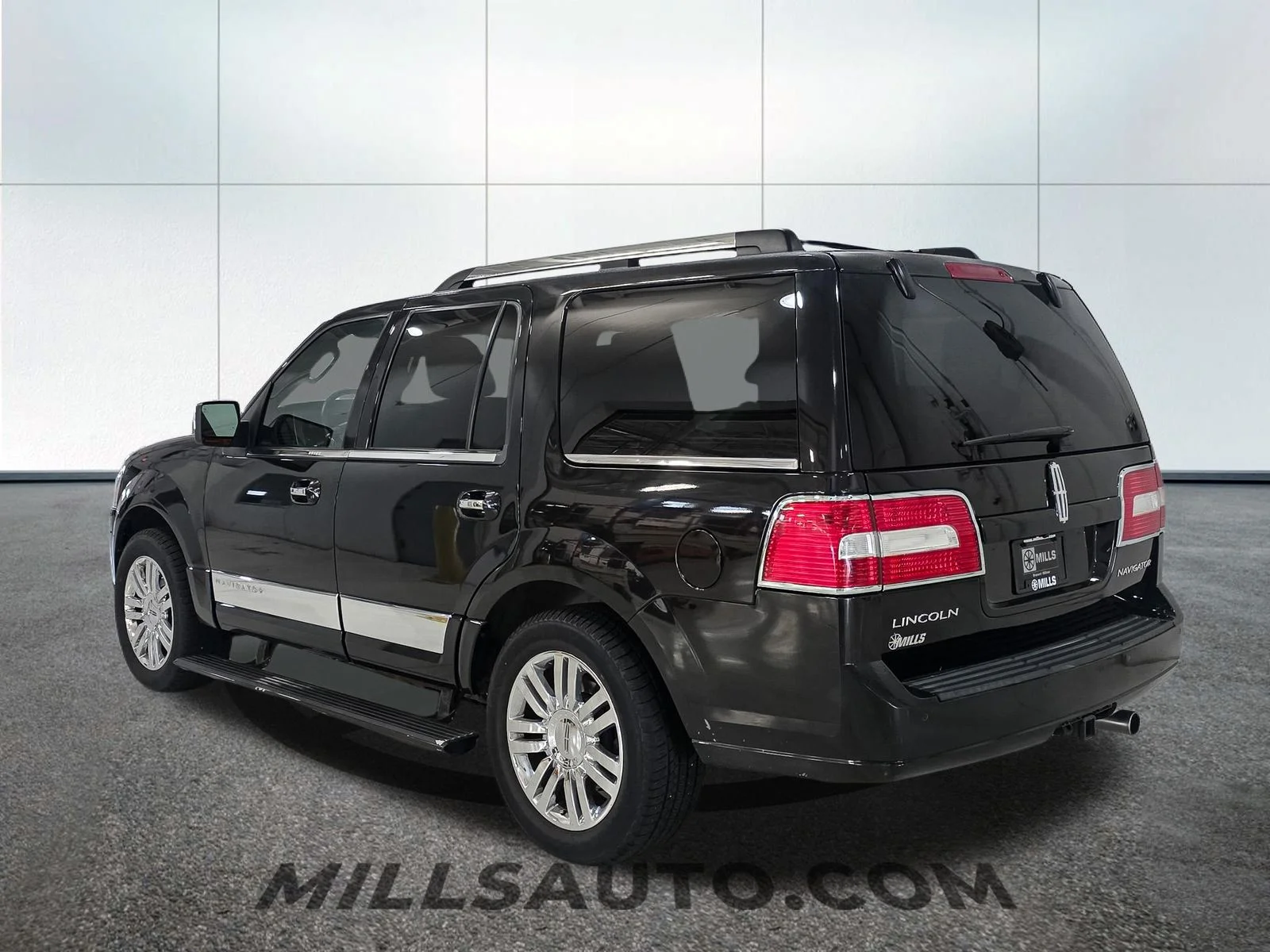 Used 2010 Tuxedo Black Metallic Lincoln Base image 4